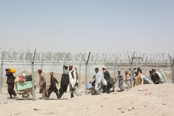 ▲▼阿富汗難民準備前往巴基斯坦尋求庇護。（圖／路透）