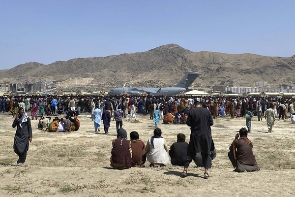 ▲▼阿富汗喀布爾機場外的民眾。（圖／達志影像／美聯社）