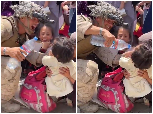 ▲▼美國大兵在機場外替阿富汗兒童倒水解渴 。（圖／翻攝Twitter@JaneFerguson5）