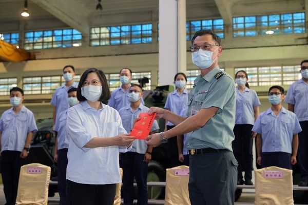 ▲▼蔡英文視導「軍備局生產製造中心」及「空軍防空暨飛彈指揮部」。（圖／翻攝蔡英文臉書）