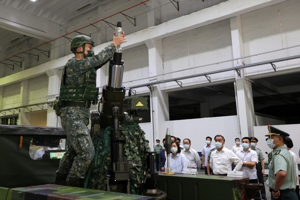 ▲▼蔡英文視導「軍備局生產製造中心」及「空軍防空暨飛彈指揮部」。（圖／翻攝蔡英文臉書）