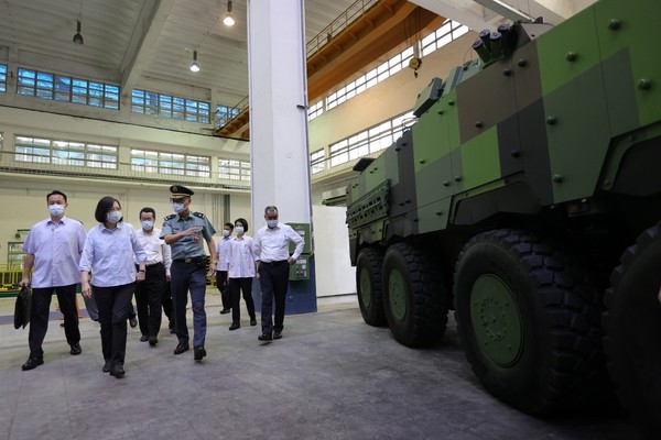 ▲▼蔡英文視導「軍備局生產製造中心」及「空軍防空暨飛彈指揮部」。（圖／翻攝蔡英文臉書）