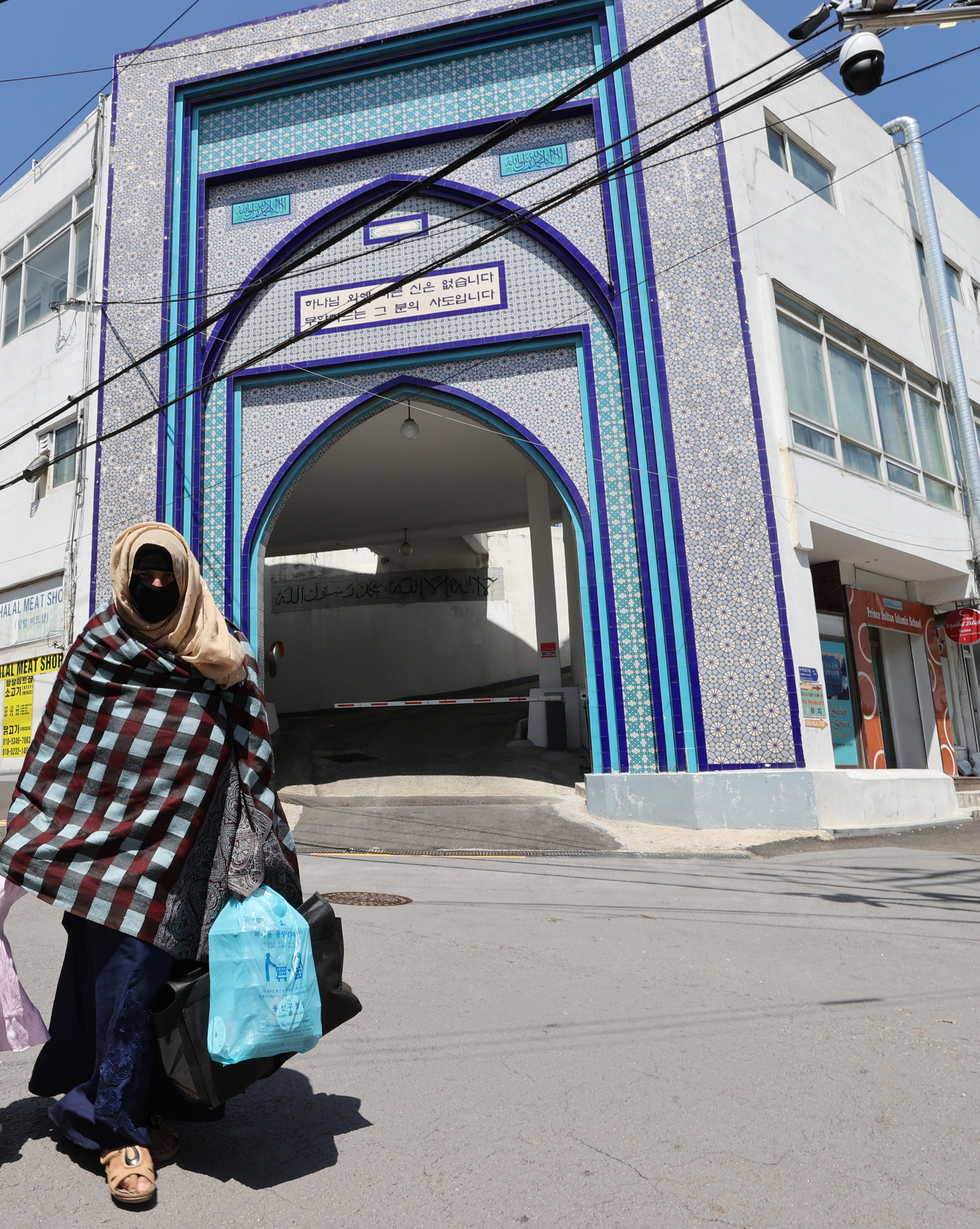▲▼首爾中央清真寺前，一名身穿罩袍的伊斯蘭教婦女。（圖／達志影像）