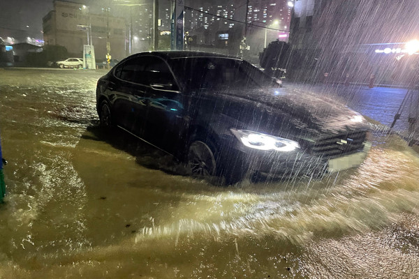 ▲▼颱風奧麥斯過境，南韓全羅南道麗水市道路淹水。（圖／達志影像）