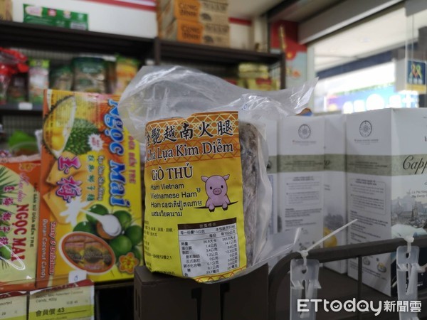 ▲越南食品連鎖販賣店衛生局前往貼標示。（圖／記者唐詠絮攝）