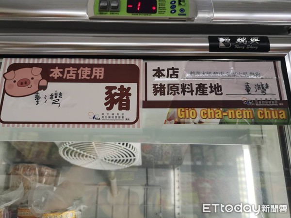 ▲越南食品連鎖販賣店衛生局前往貼標示。（圖／記者唐詠絮攝）