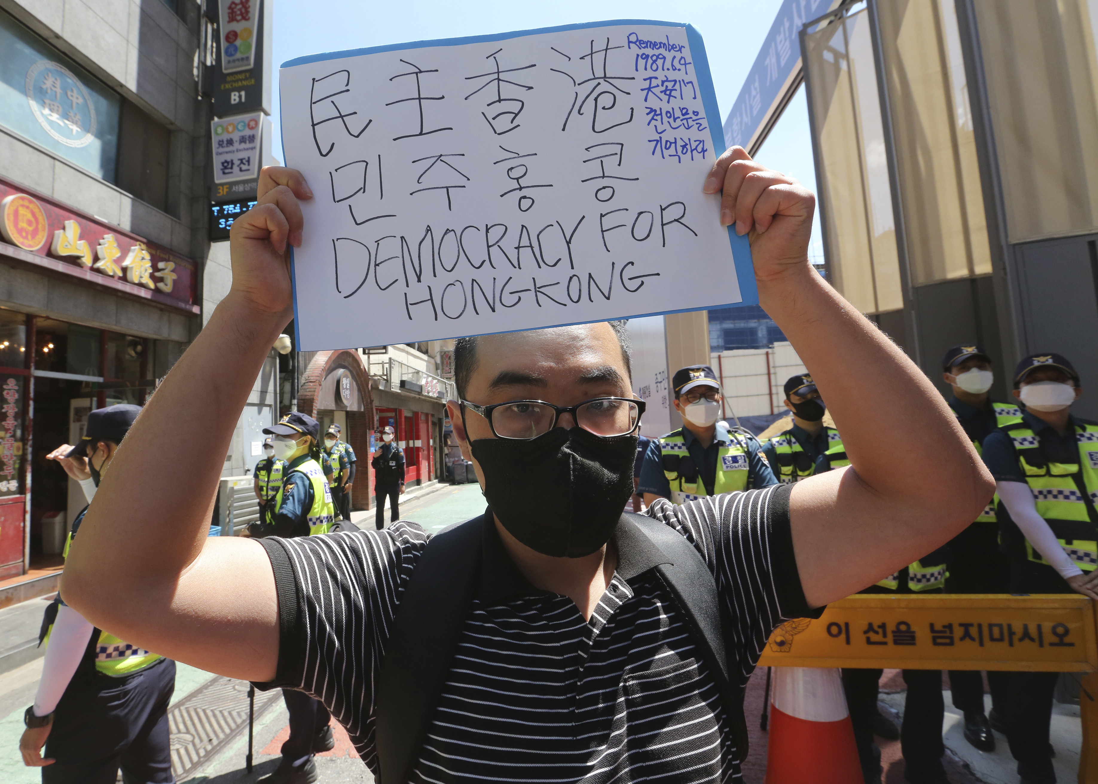 ▲▼南韓年輕人2020年6月在首爾中國駐韓大使館前，持標語聲援香港國安法議題。（圖／達志影像／美聯社）