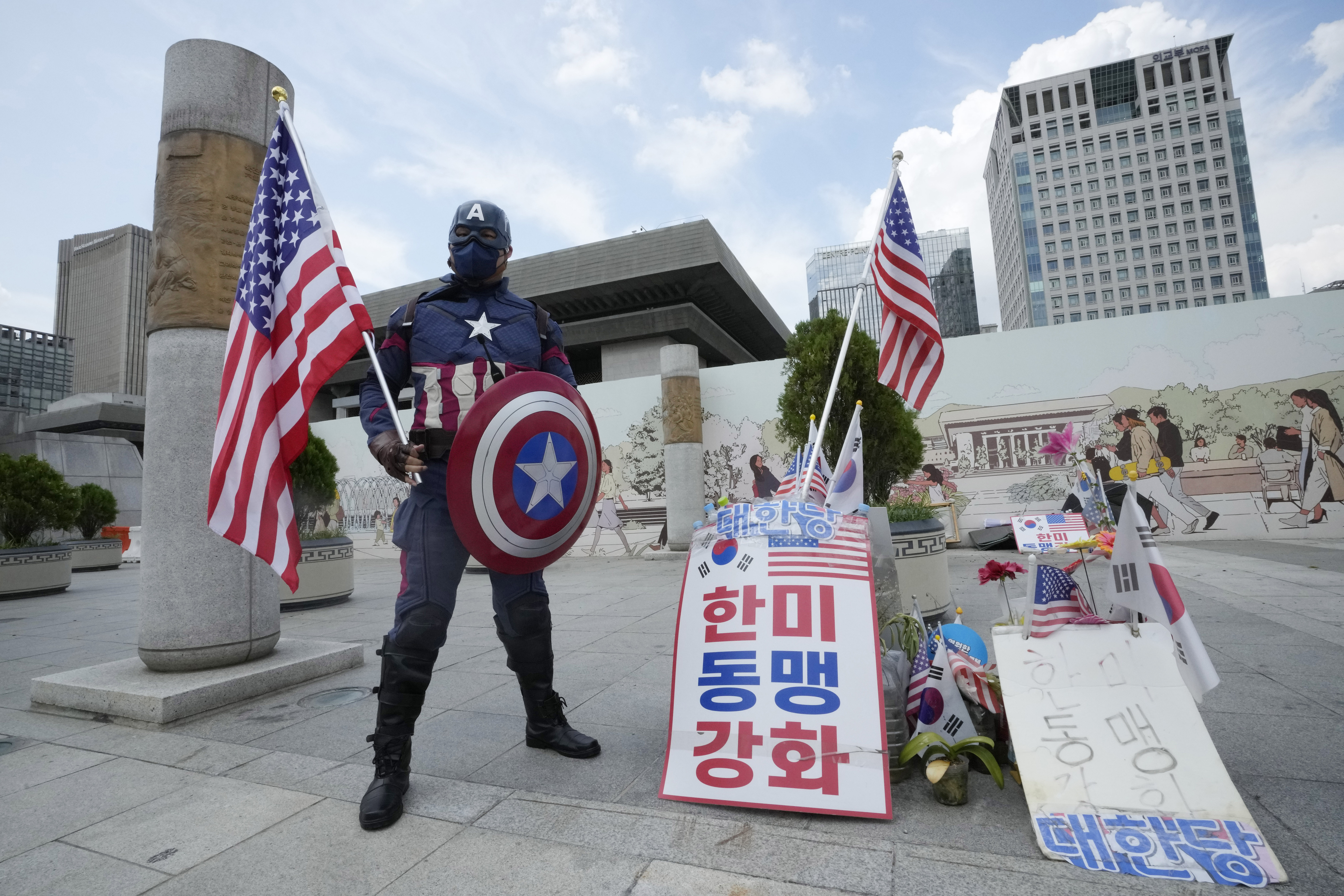 ▲▼一名民眾身穿美國隊長服裝，在首爾美國駐韓大使館前進行示威，呼籲強化美韓同盟。（圖／達志影像／美聯社）