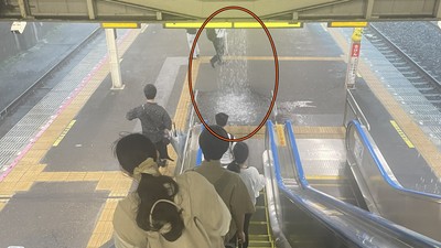 專坑低頭族？新幹線電扶梯「出口下大雨」　乘客哀號：根本初見殺