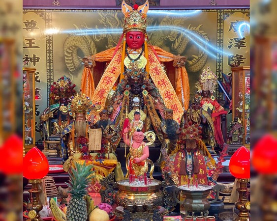 ▲晚上鍾馗將為信眾點硃砂求平安。（圖／許白龍臥雲提供）