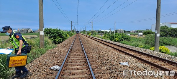 ▲▼苗栗行人闖軌道遭區間車撞死。（圖／記者黃孟珍翻攝）