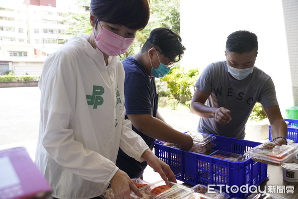 ▲台南市議員陳怡珍，媒合「愛與包容公益平台」，在里長吳棟旺的協助下送30份愛心餐盒給北區仁愛里長輩。（圖／記者林悅翻攝，下同）