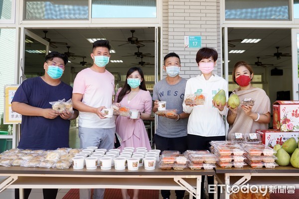 ▲台南市議員陳怡珍，媒合「愛與包容公益平台」，在里長吳棟旺的協助下送30份愛心餐盒給北區仁愛里長輩。（圖／記者林悅翻攝，下同）