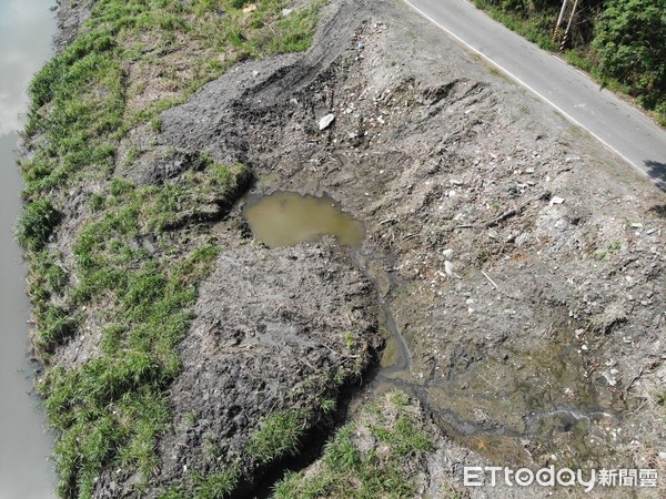 ▲東螺溪遭倒千噸廢土。（圖／記者唐詠絮翻攝）