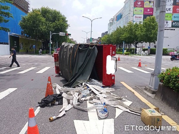 ▲▼消防車鳴笛搶進火場，闖紅燈撞中華電信工程車翻覆，水線灑落滿地。（圖／記者邱中岳翻攝）