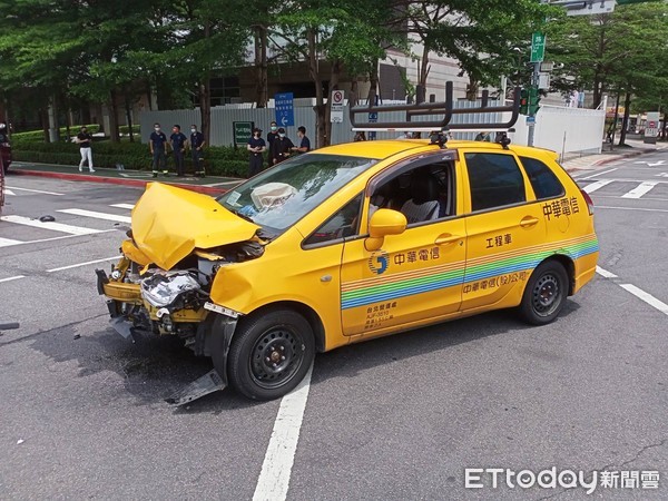 ▲▼消防車鳴笛搶進火場，闖紅燈撞中華電信工程車翻覆，水線灑落滿地。（圖／記者邱中岳翻攝）