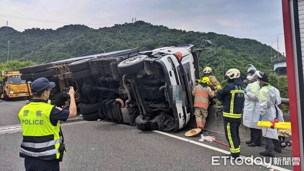 ▲台62大華系統接國1貨櫃車翻覆 男駕駛受困車內被救出送醫。（圖／記者郭世賢翻攝）