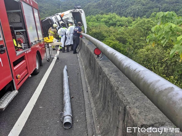 ▲台62大華系統接國1貨櫃車翻覆 男駕駛受困車內被救出送醫。（圖／記者郭世賢翻攝）