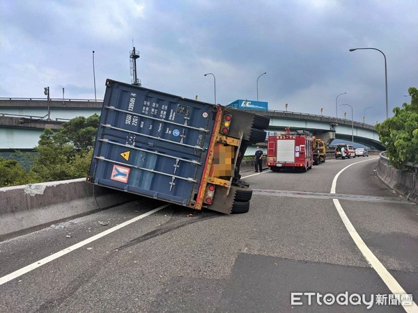 ▲台62大華系統接國1貨櫃車翻覆 男駕駛受困車內被救出送醫。（圖／記者郭世賢翻攝）