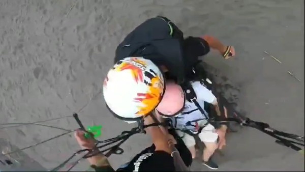 ▲▼宜蘭飛行傘降落外澳沙灘糾紛，飛行教練成人肉沙包遭猛踹頭部等部位。（圖／讀者提供，下同）