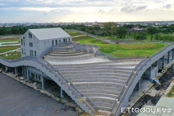 ▲台南市大型公共建築「新化果菜市場」，即將於9月中完工，黃偉哲24日前往視察施工情形，（圖／記者林悅翻攝，下同）