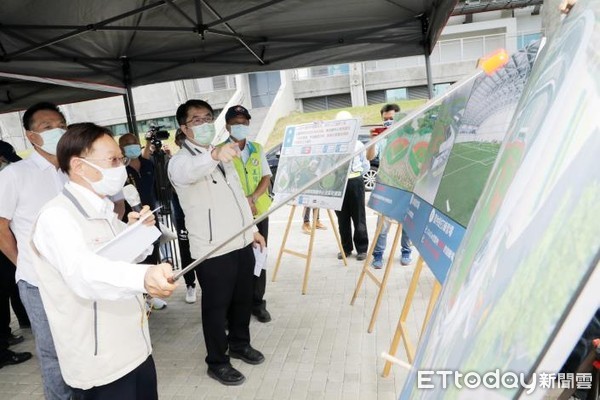 ▲台南市長黃偉哲與市議員王錦德、郭清華、李中岑、黃麗招前往台南亞太國際棒球訓練中心第二期工程工地視察。（圖／記者林悅翻攝，下同）