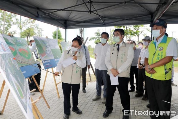 ▲台南市長黃偉哲與市議員王錦德、郭清華、李中岑、黃麗招前往台南亞太國際棒球訓練中心第二期工程工地視察。（圖／記者林悅翻攝，下同）