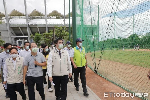 ▲台南市長黃偉哲與市議員王錦德、郭清華、李中岑、黃麗招前往台南亞太國際棒球訓練中心第二期工程工地視察。（圖／記者林悅翻攝，下同）