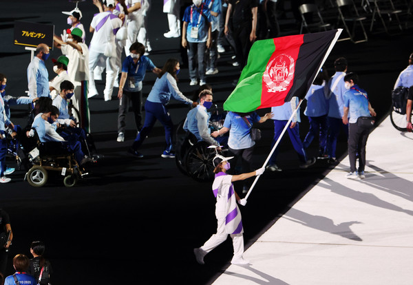 ▲東京帕運開幕式，阿富汗國旗飄揚。（圖／路透）