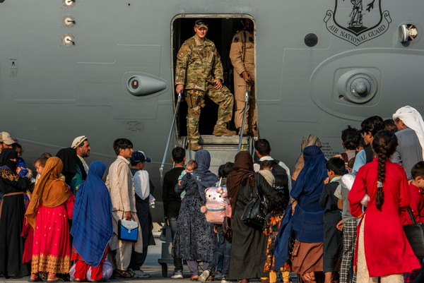 ▲▼美軍搭乘在喀布爾機場搭乘C-17運輸機，撤離阿富汗。（圖／路透）