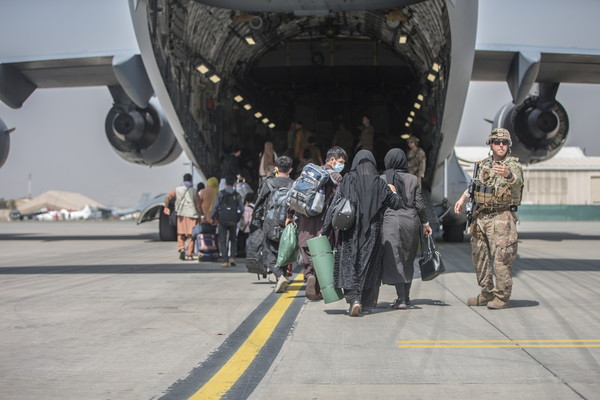 ▲▼美軍搭乘在喀布爾機場搭乘C-17運輸機，撤離阿富汗。（圖／路透）