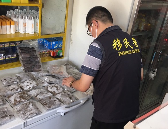 ▲中區專勤隊查獲彰化越南小吃店不明豬肉。（圖／中區專勤隊提供）
