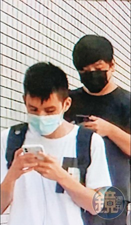 二名年輕男子潛入桃園客運公司停車場，犯下毆打女董事惡行。（讀者提供）