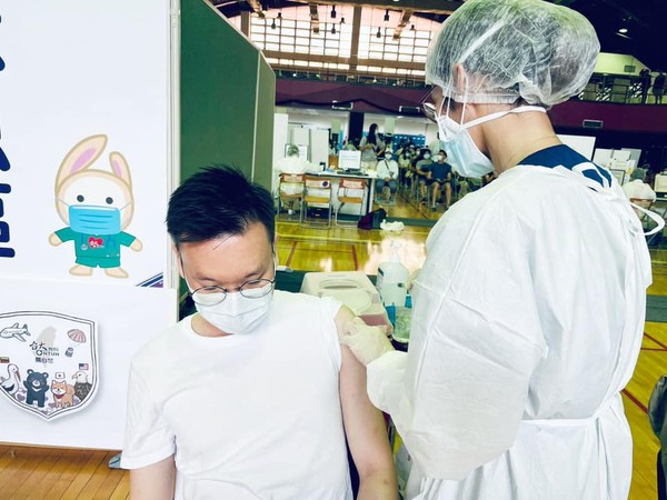 ▲▼民進黨副秘書長林飛帆前往台大醫院打疫苗。（圖／翻攝自林飛帆臉書）