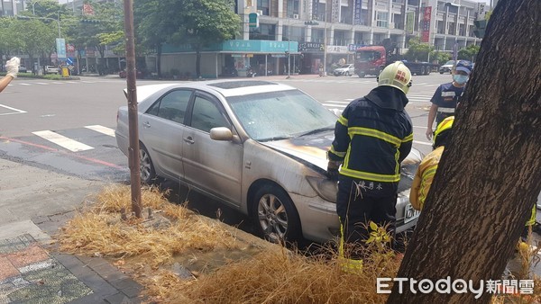 ▲嘉義縣太保縣政特區祥和東路三段便利商店前自小客車冒煙自燃。（圖／記者翁伊森攝）