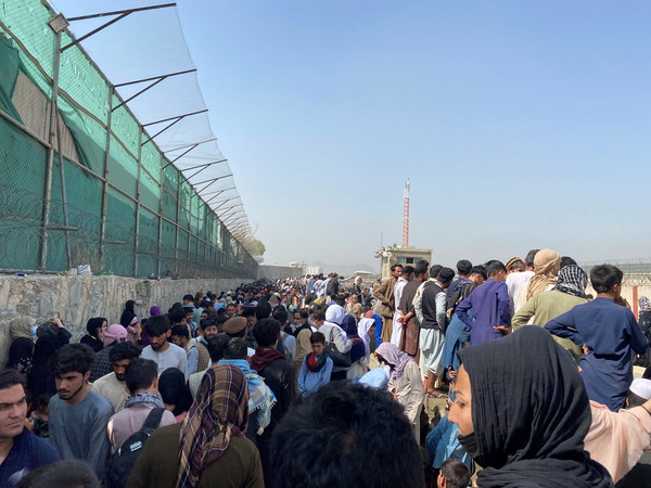 ▲▼阿富汗人擠滿喀布爾國際機場。（圖／路透社）