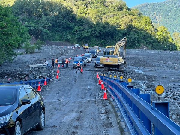 ▲南橫明霸克露橋便道今天搶通。（圖／公路總局提供）