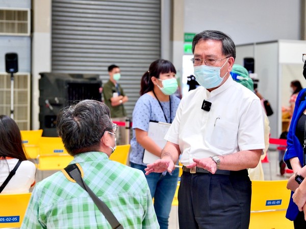 ▲▼台北市副市長蔡炳坤視察教職員施打疫苗情況。（圖／台北市政府提供）