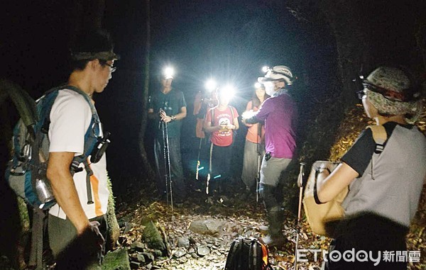 ▲桃園市蕭姓一家四口24日至復興區東眼山登山，卻在中途受困迷途向山難協會求救，大溪警方與消防人員深夜11時許在登山步道尋獲。（圖／記者沈繼昌翻攝）