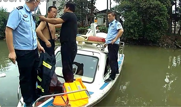 ▲▼下河抓魚「內褲被沖走」　他被鄉民圍觀「泡水2小時」不敢上岸！。（圖／翻攝微博）