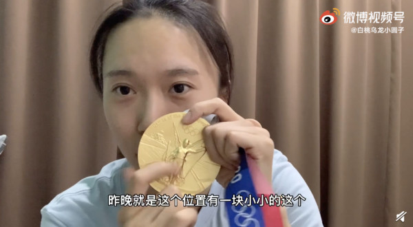 ▲朱雪瑩拍影片回應網友熱烈討論「金牌掉漆」事件。（圖／翻攝朱雪瑩微博）