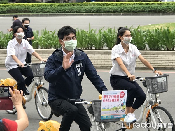 ▲▼高雄市長陳其邁騎乘youbike2.0,高雄公車,youbike2.0。（圖／記者賴文萱攝）