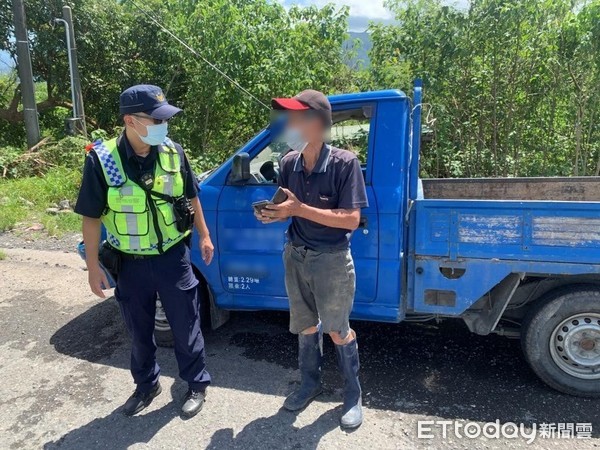 ▲潮州警分局餉潭派出所副所長鍾承晏、警員許紘榮協助鄞姓農民將自小貨車推至橋下安全地點             。（圖／記者陳崑福翻攝，以下同）