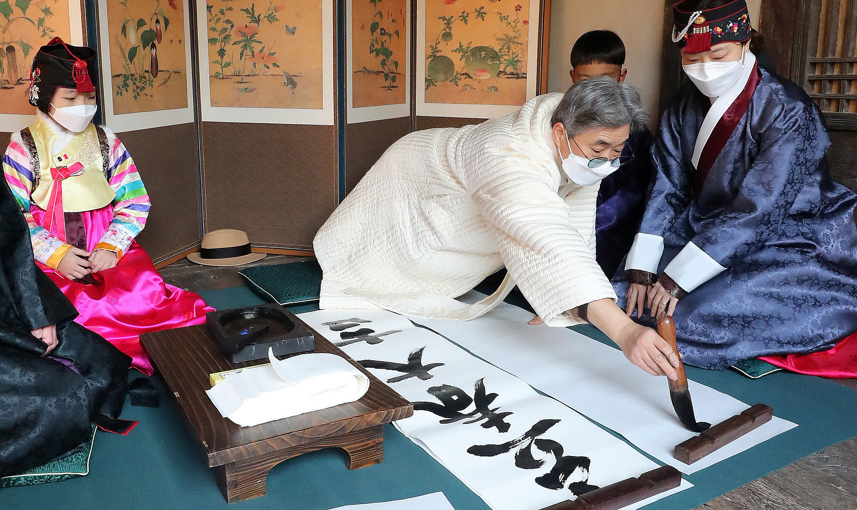 ▲▼南韓書法家在國立民俗博物館以漢字寫下對聯。（圖／CFP）