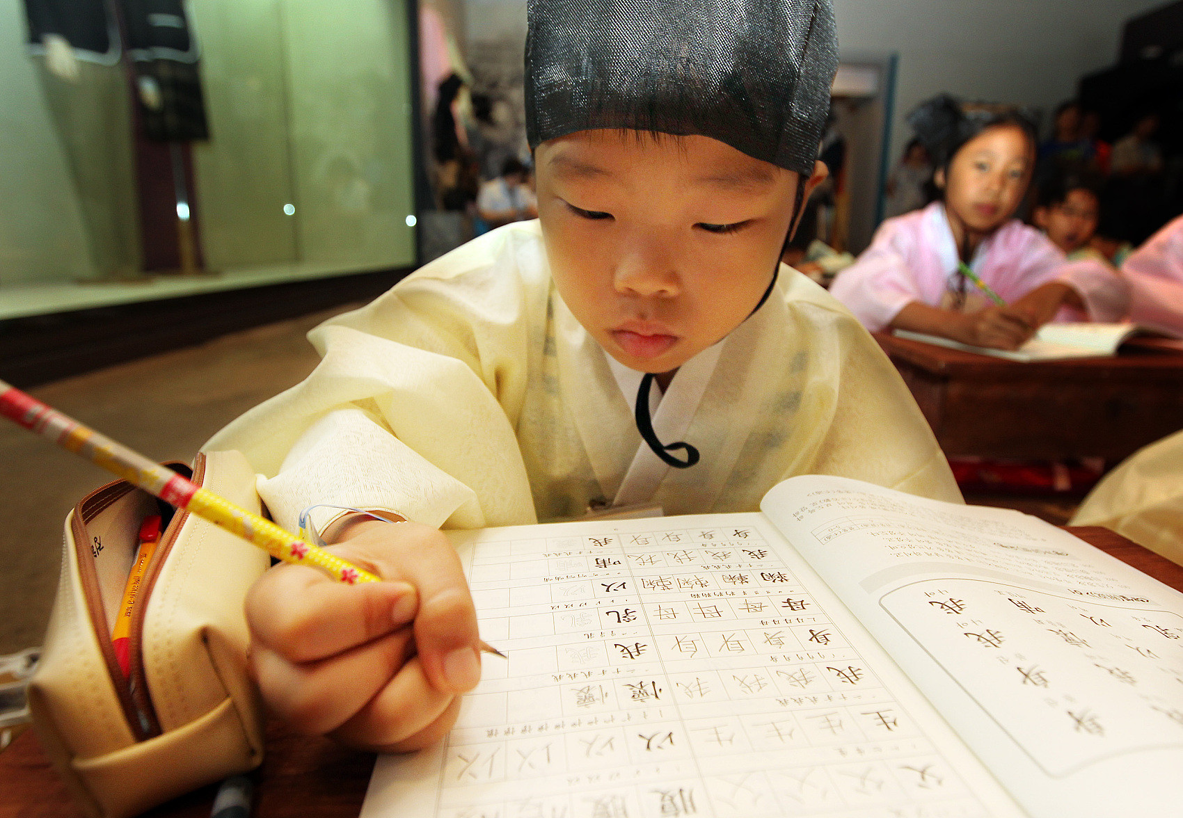 ▲▼南韓學童在首爾教育博物館學習漢字。（圖／CFP）