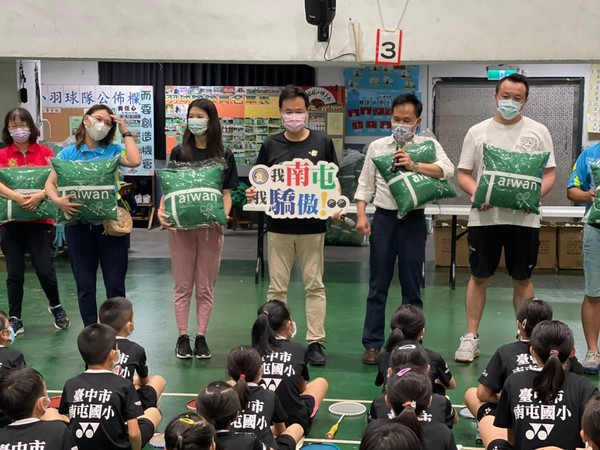 ▲寢具業者唐翊勝（右1）在市議員張耀中牽線下，贈送決勝點抱枕給南屯國小羽球隊。（圖／張耀中提供）