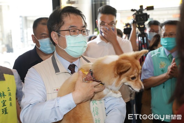 ▲台南市長黃偉哲親自頒發寵物友善空間標章予各業者代表，第1家是周子瑜媽媽黄燕玲在東區的咖啡廳及其他業者代表。（圖／記者林悅翻攝，下同）