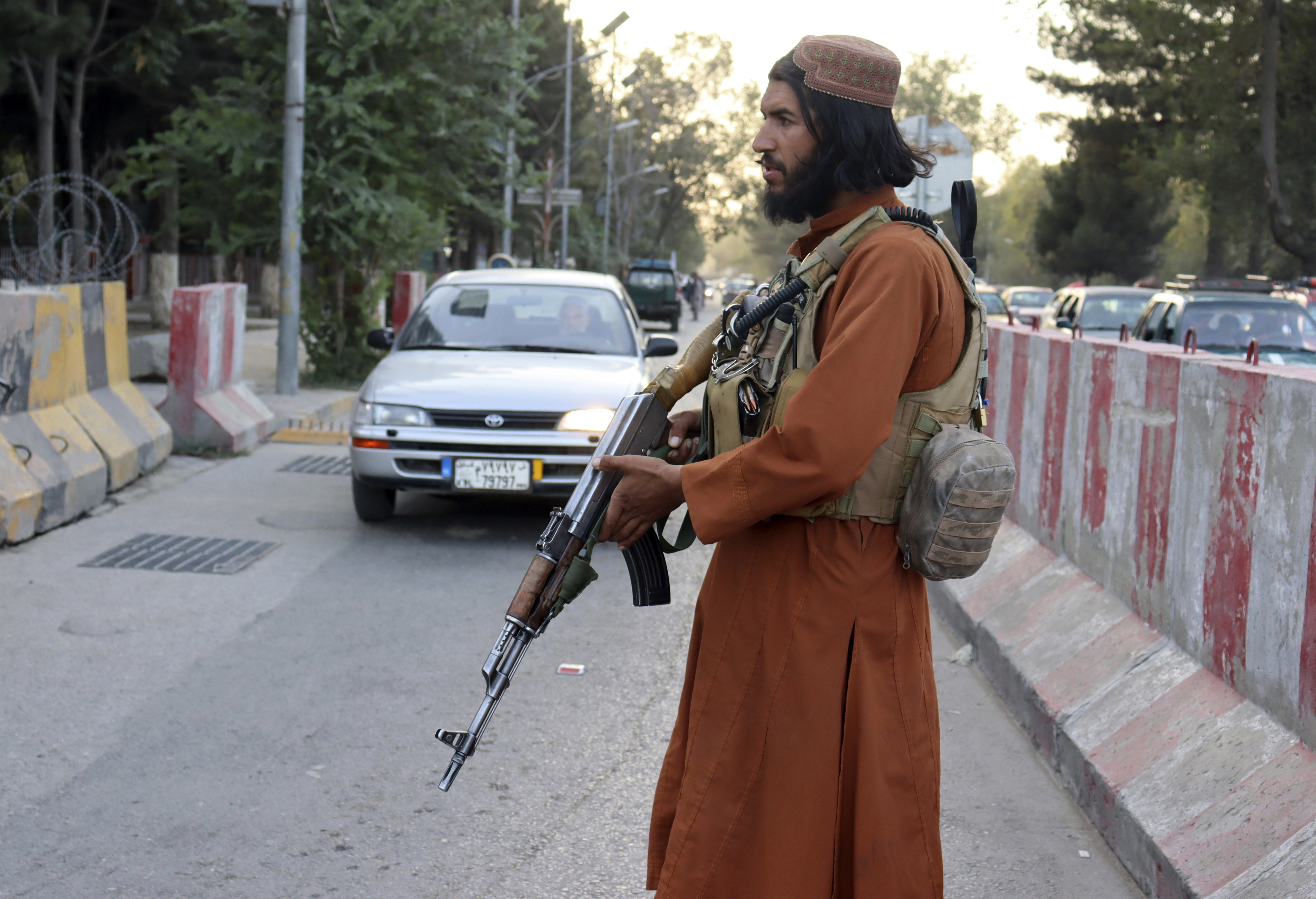 ▲▼ 塔利班成員在阿富汗首都喀布爾一處哨站站崗。（圖／達志影像／美聯社）