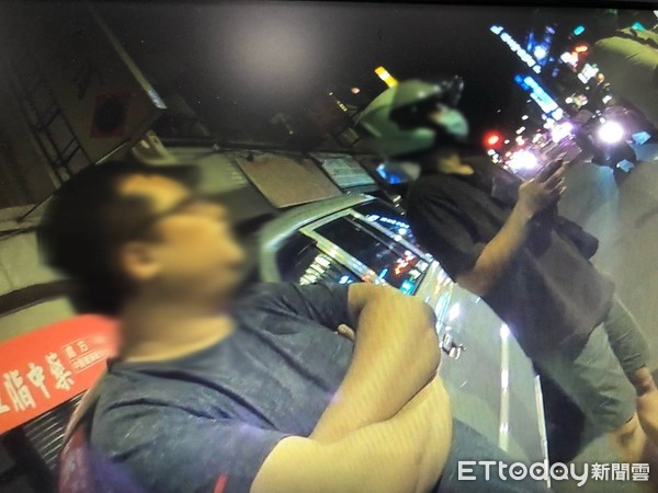 ▲▼警方與應召妹談妥7千元從事性交易，最後42歲的陳姓應召女被警方逮捕。（圖／記者邱中岳翻攝）