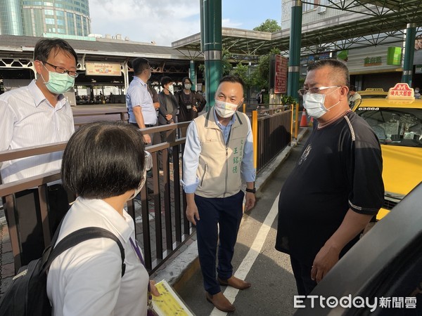 ▲台南市交通局，在台南火車站前計程車乘車處新設排隊動線，局長王銘德視察設置成果，讓旅客排隊更安全、方便、有秩序。（圖／記者林悅翻攝，下同）